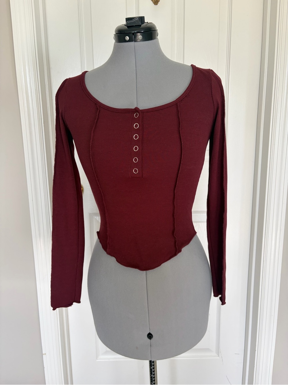Women's Long-Sleeve Ribbed Henley Cropped Top - Burgundy S